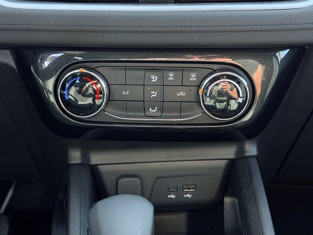 Used 2025 Chevrolet TrailBlazer LT AWD/4WD image 32