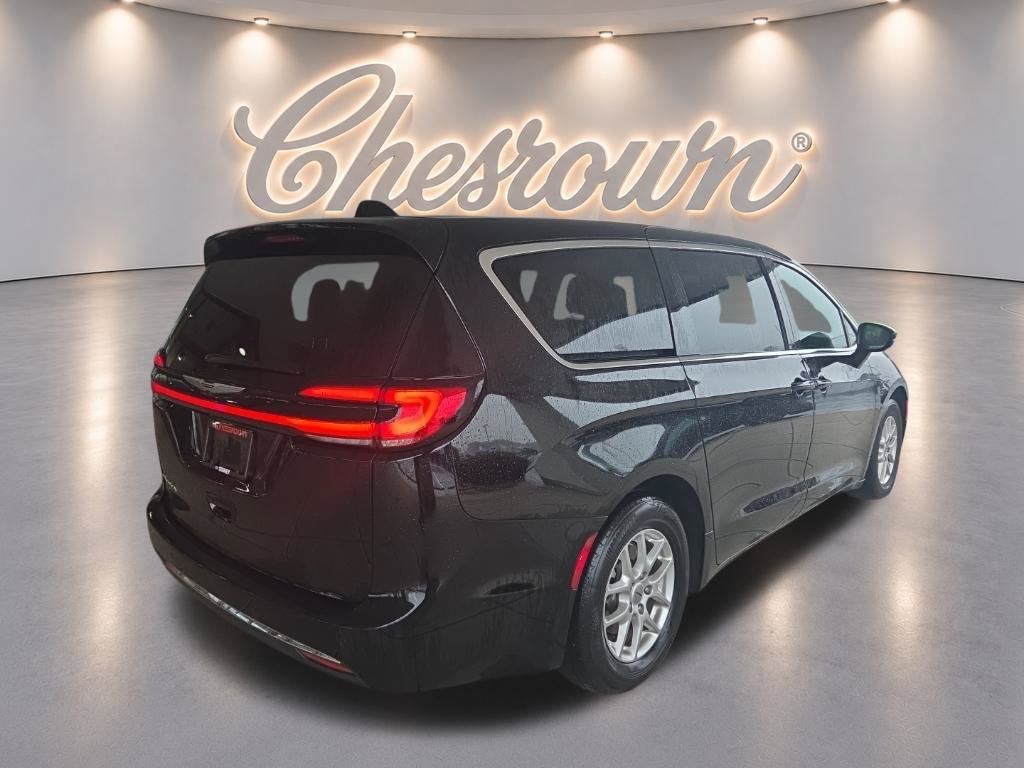 Used 2025 Chrysler Pacifica Select FWD image 5