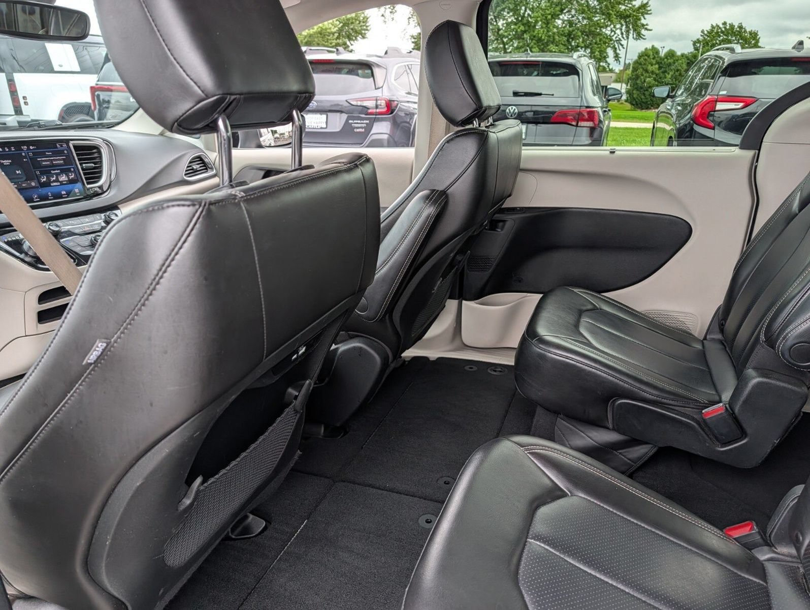 Used 2023 Chrysler Pacifica Touring-L FWD image 19