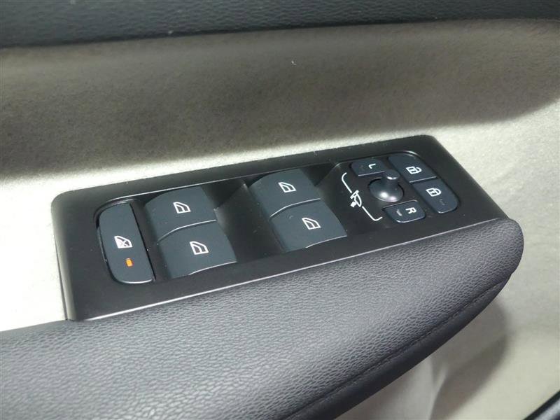 Used 2022 Volvo XC40 T5 Momentum image 21