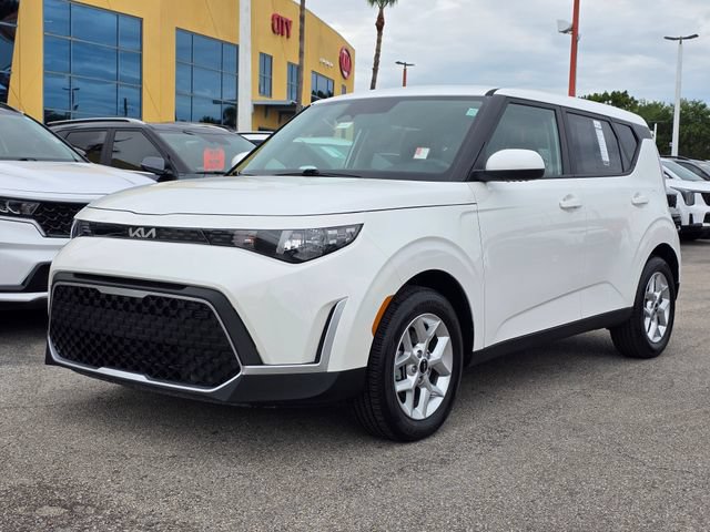 Certified 2025 Kia Soul LX w/ LX Technology Package FWD image 2