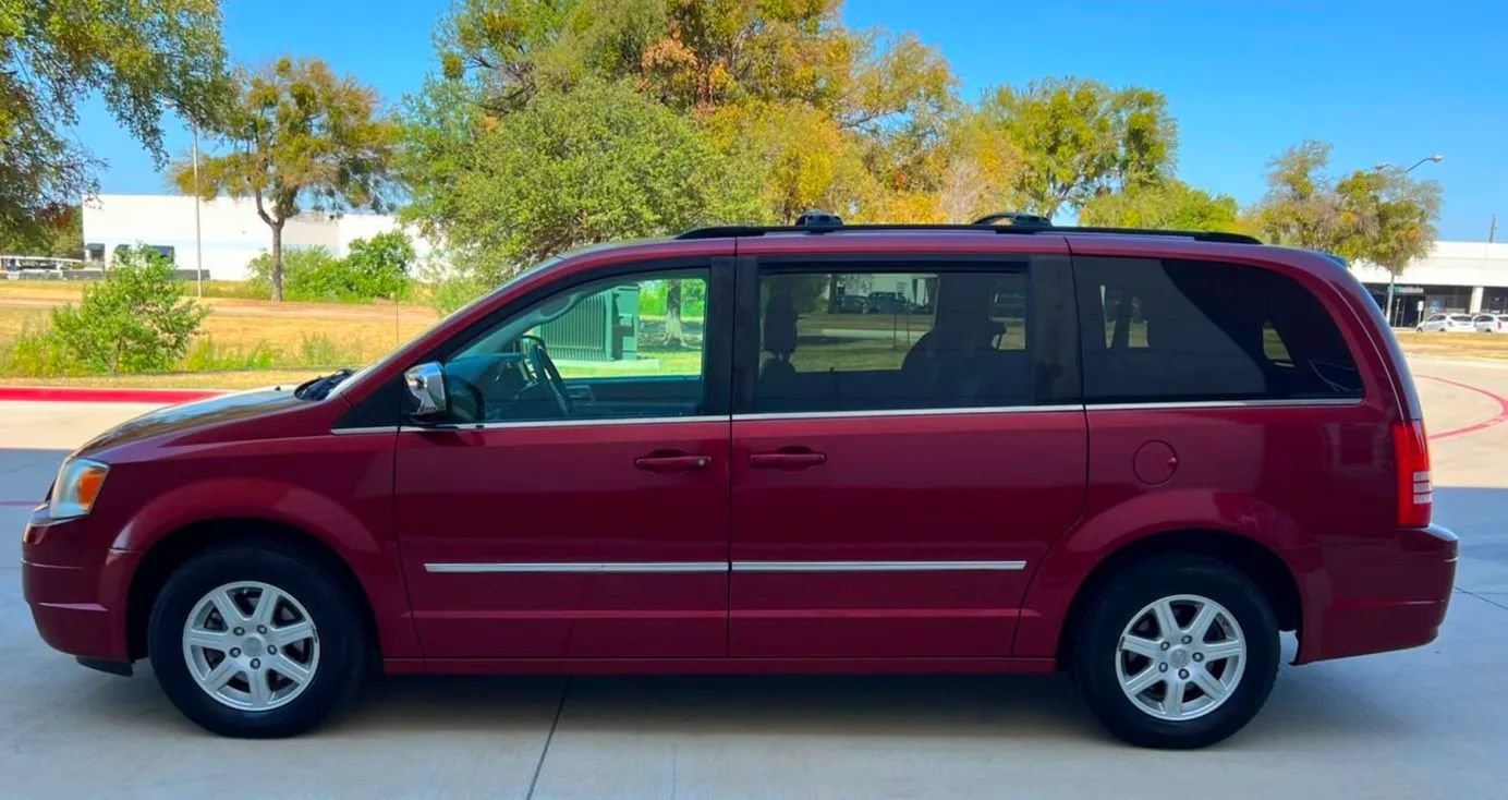 Used 2010 Chrysler Town & Country Touring Plus w/ Safetytec Group FWD image 9