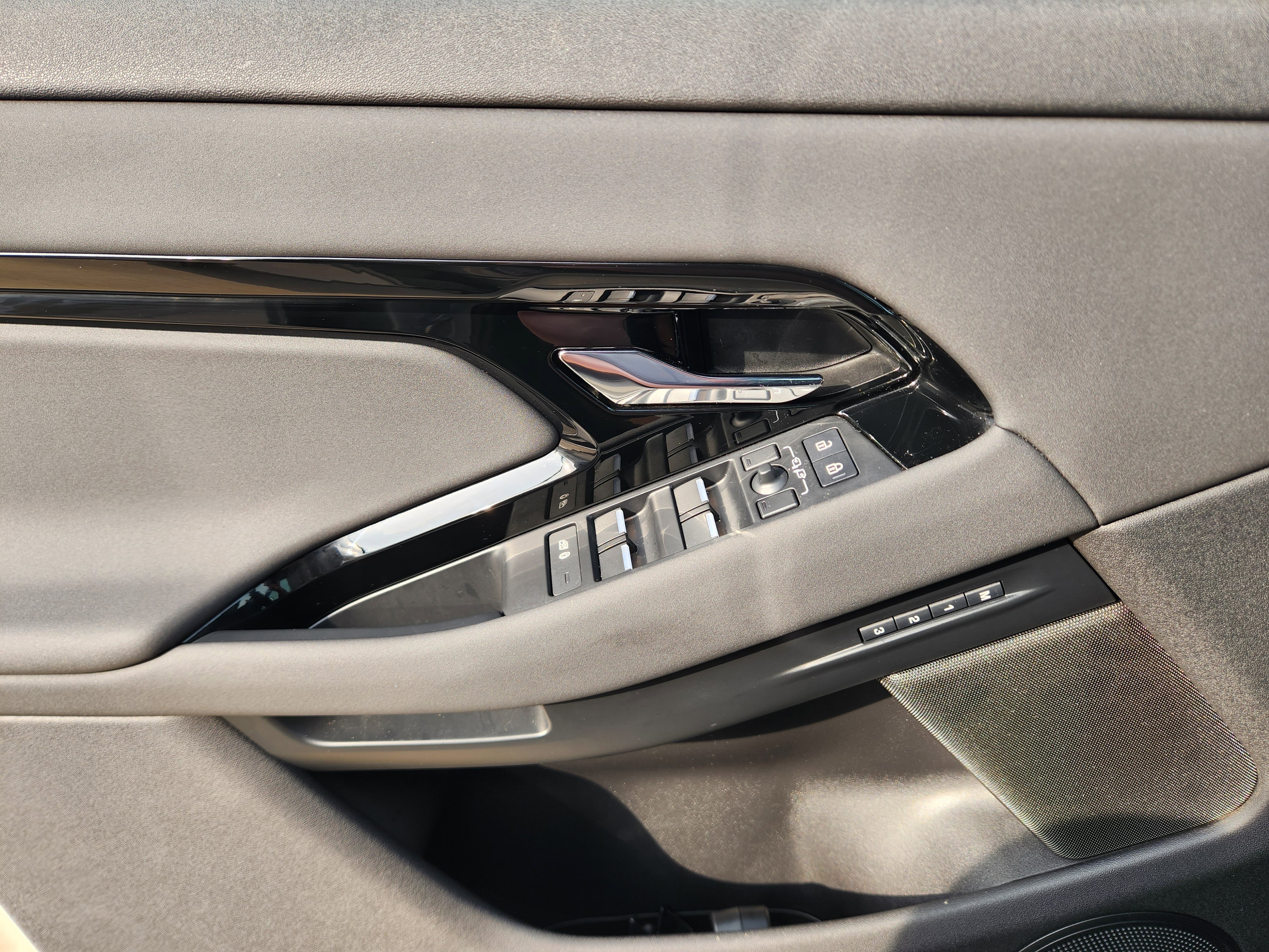 Used 2025 Land Rover Range Rover Evoque Dynamic SE image 23