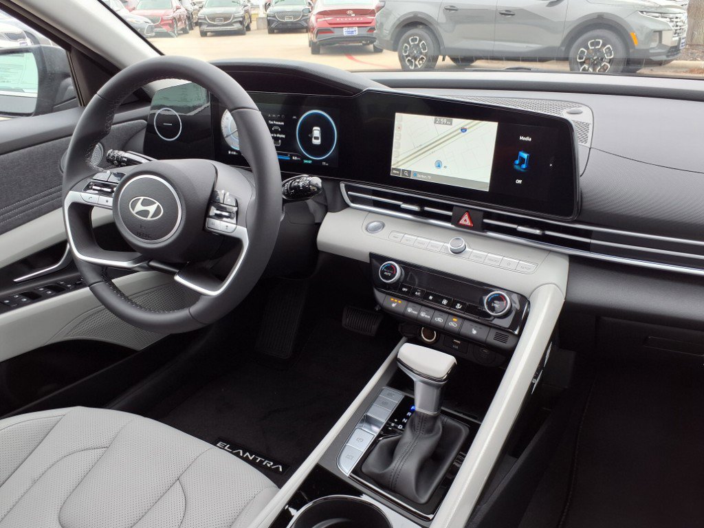 Certified 2025 Hyundai Elantra Limited image 16