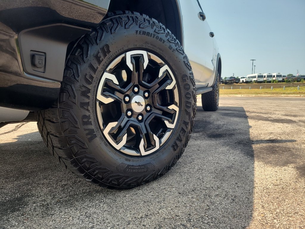 Used 2024 Chevrolet Silverado 1500 ZR2 w/ Technology Package AWD/4WD image 9