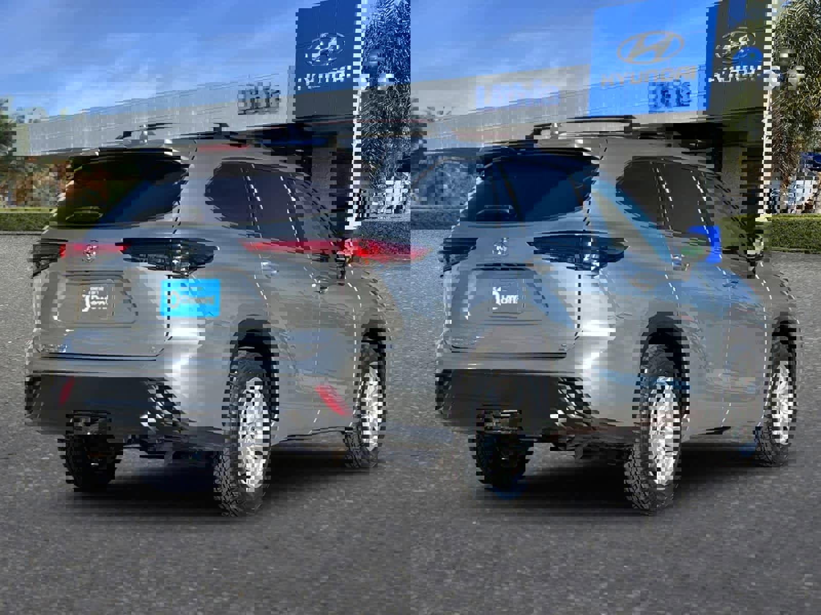 Used 2021 Toyota Highlander LE image 3