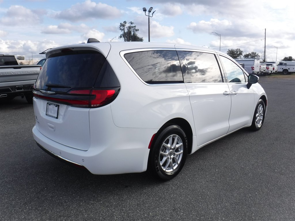 Used 2023 Chrysler Pacifica Touring-L FWD image 2