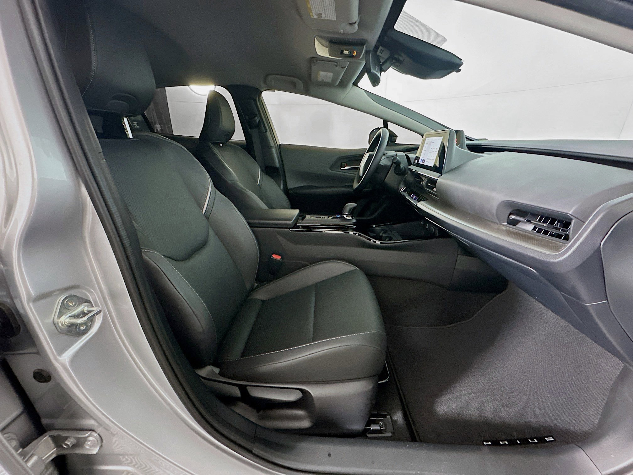 Used 2025 Toyota Prius XLE image 37