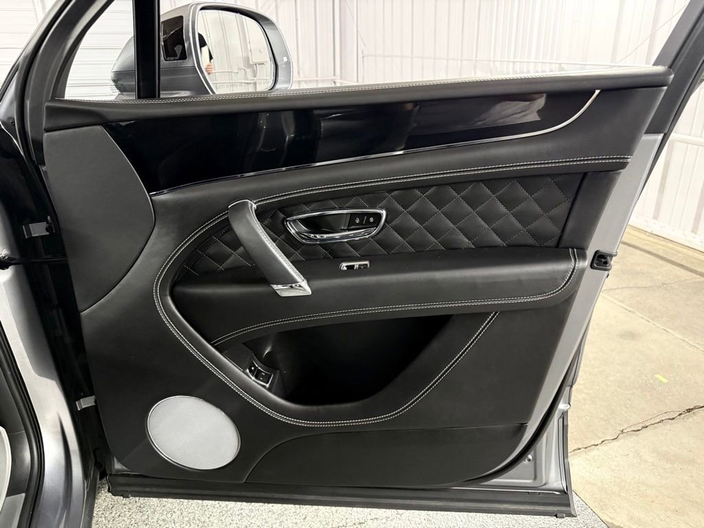 Used 2017 Bentley Bentayga AWD/4WD image 30