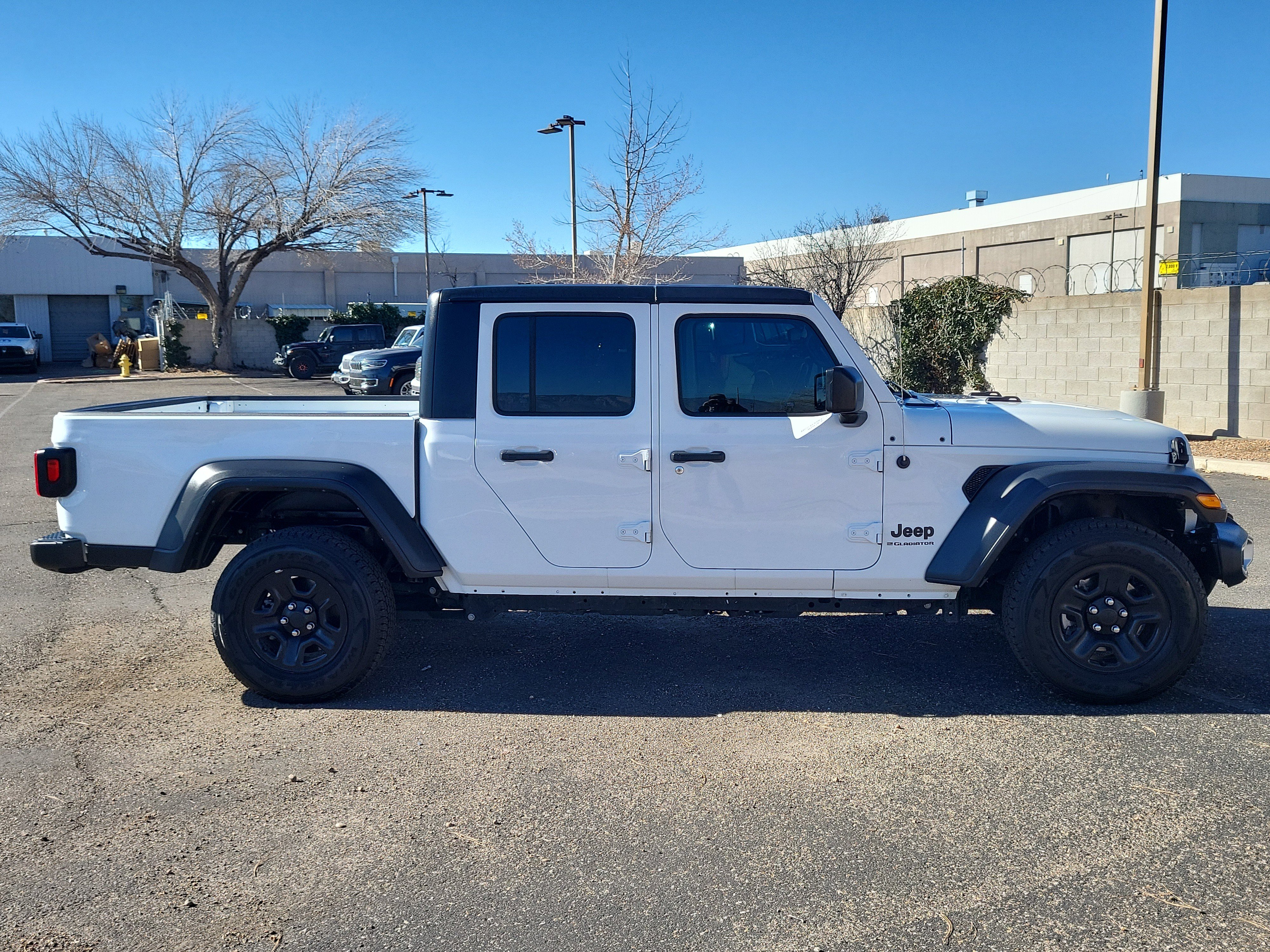 Used 2023 Jeep Gladiator Sport image 7