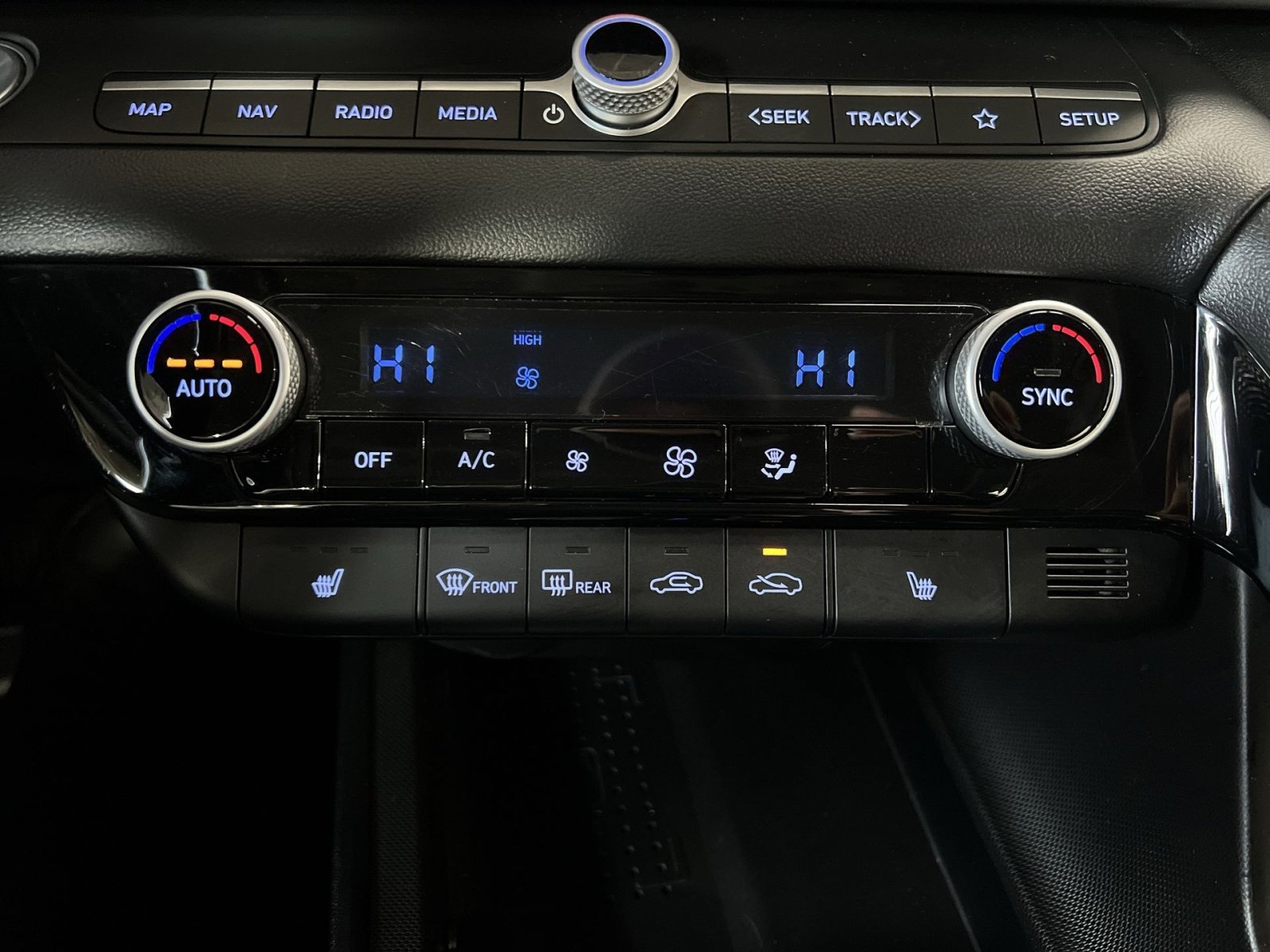 Used 2022 Hyundai Elantra Limited image 19