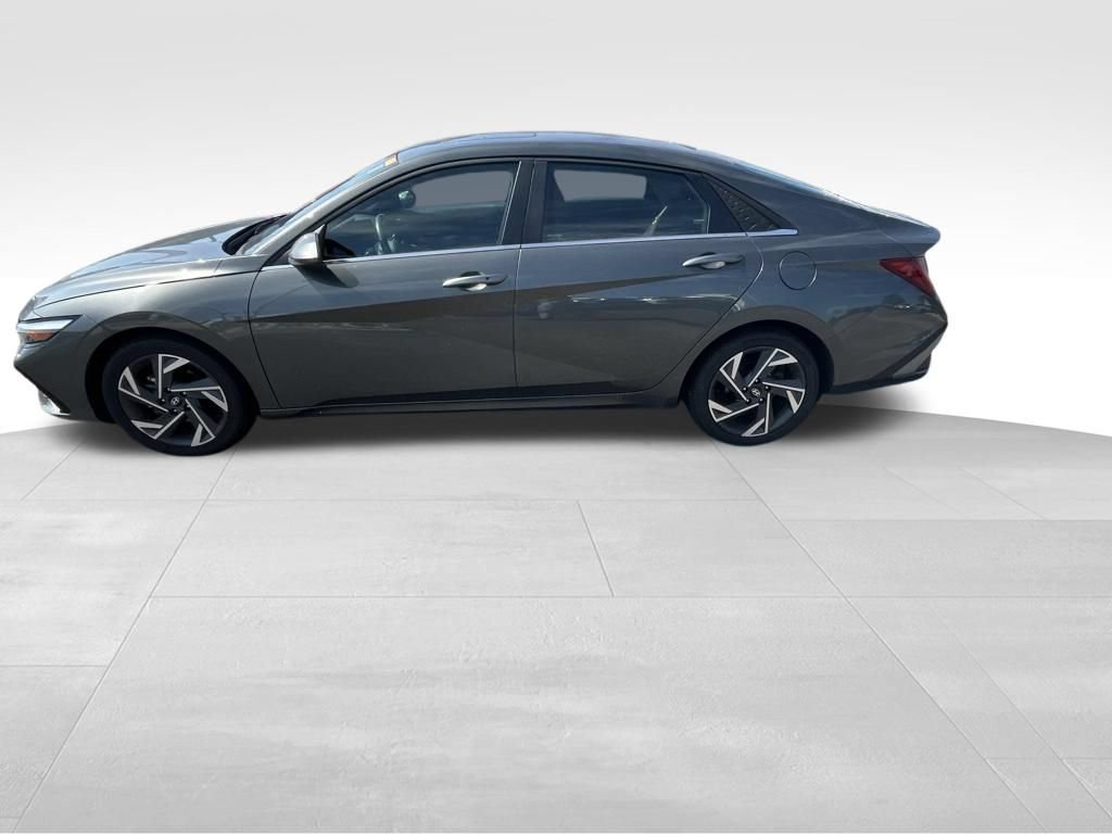 Used 2025 Hyundai Elantra SEL FWD image 28