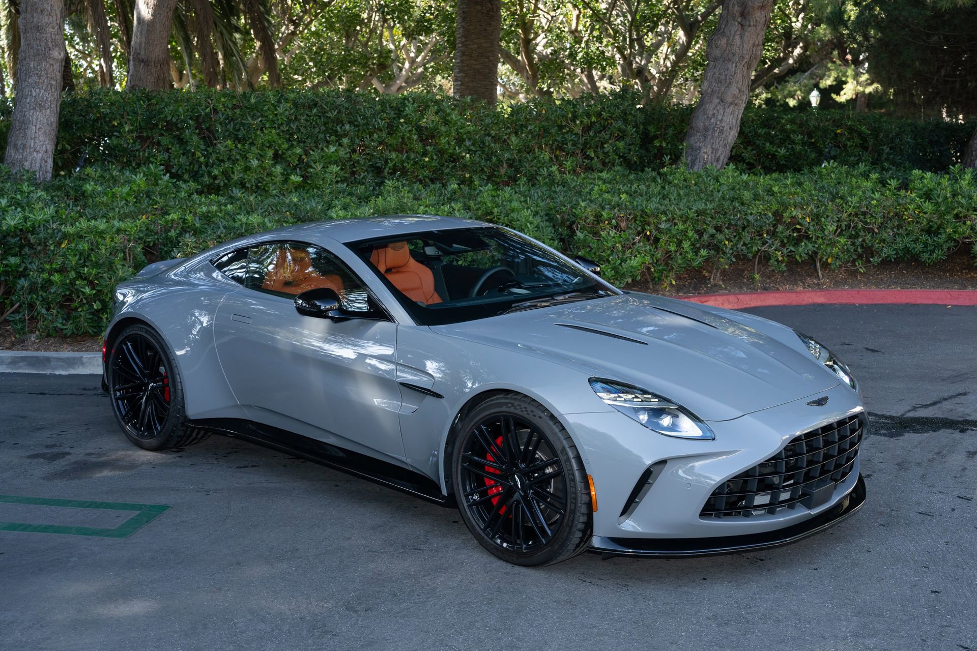 Used 2025 Aston Martin V8 Vantage Coupe image 1