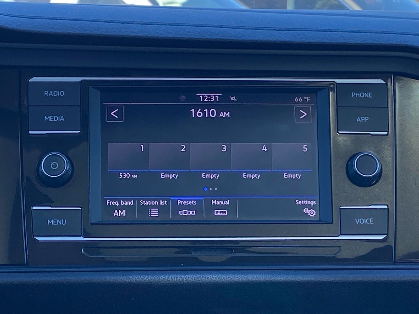 Certified 2023 Volkswagen Jetta SE FWD image 9