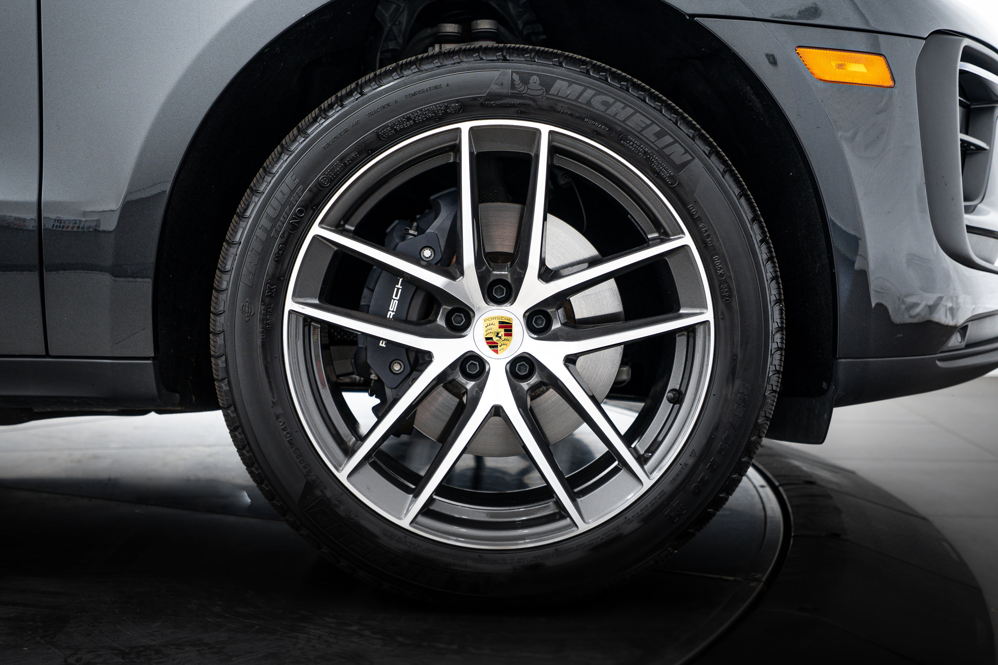 Certified 2025 Porsche Macan image 11