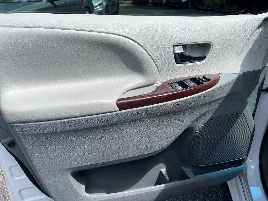 Used 2014 Toyota Sienna XLE FWD image 16
