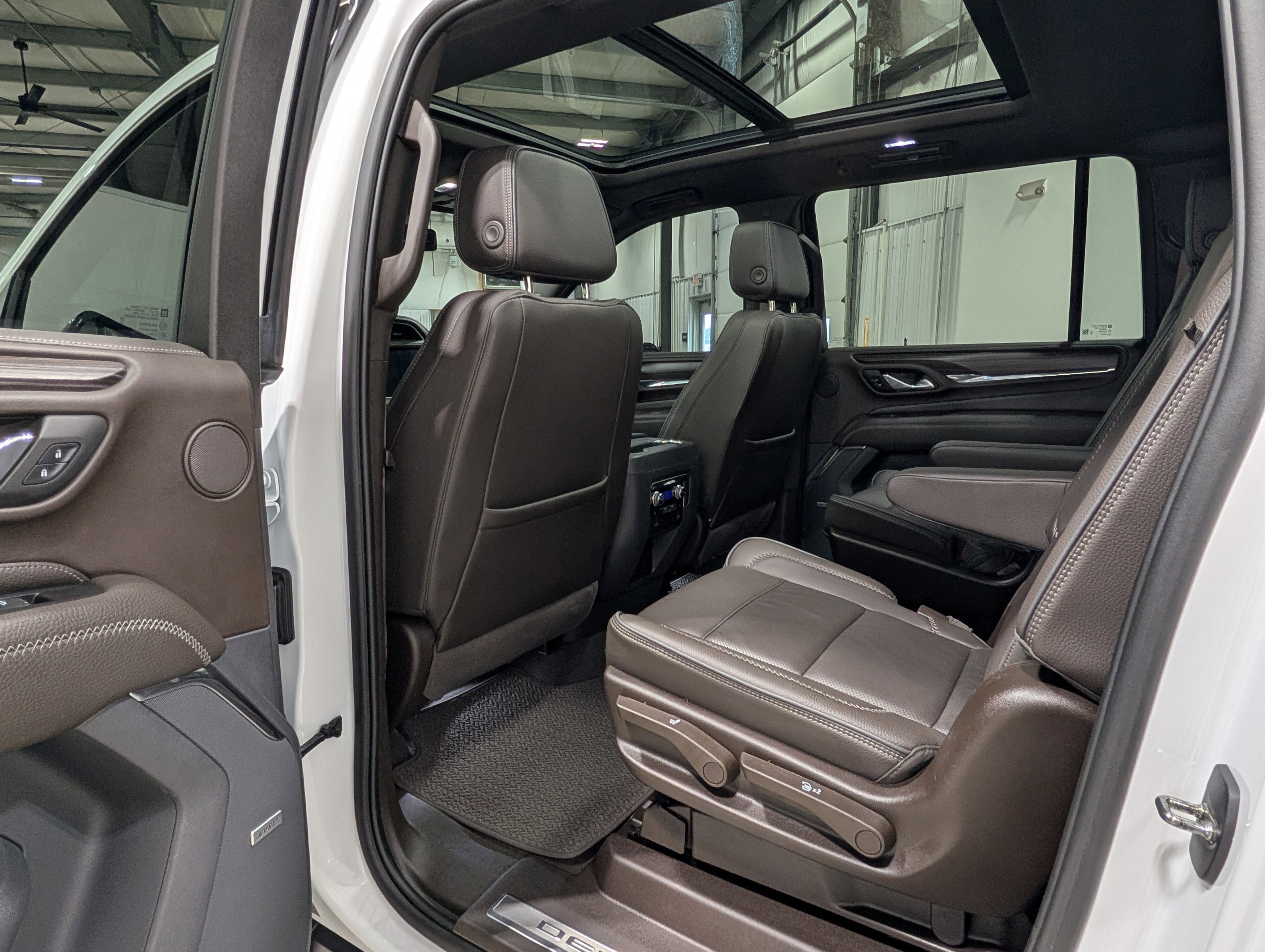 Used 2023 GMC Yukon XL Denali AWD/4WD image 19