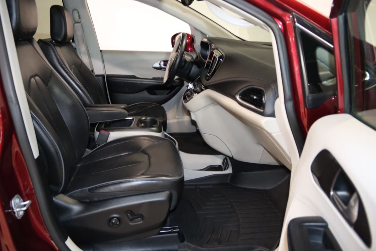 Used 2018 Chrysler Pacifica Limited FWD image 53