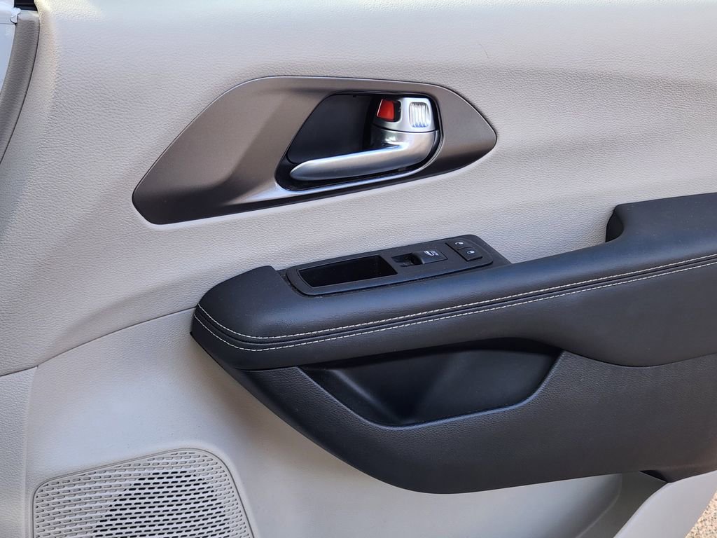 Used 2024 Chrysler Pacifica Select image 13