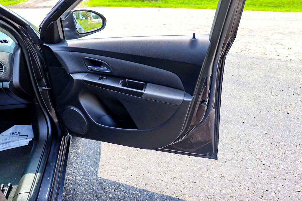 Used 2015 Chevrolet Cruze LT w/ Technology Package image 28