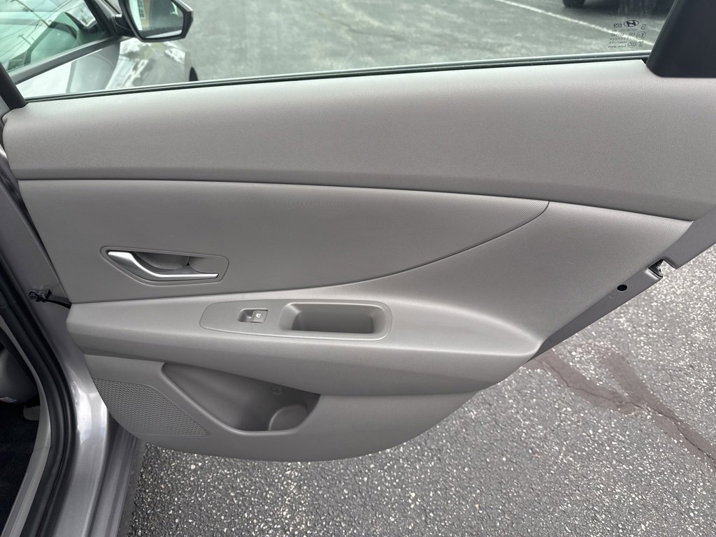 Used 2025 Hyundai Elantra SE w/ Cargo Package image 40