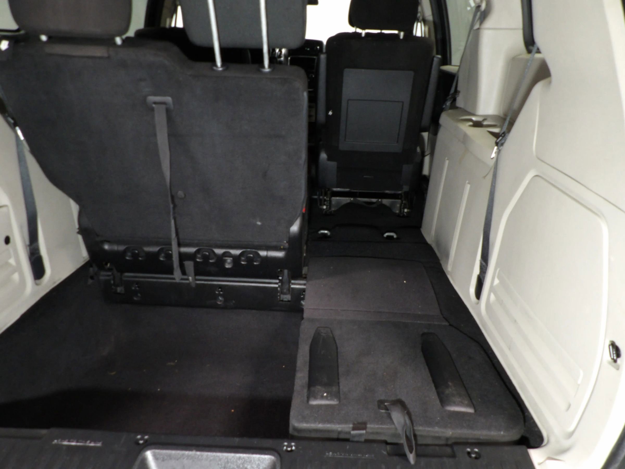 Used 2013 Dodge Grand Caravan SXT image 14