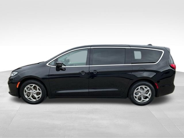 Used 2024 Chrysler Pacifica Limited image 3