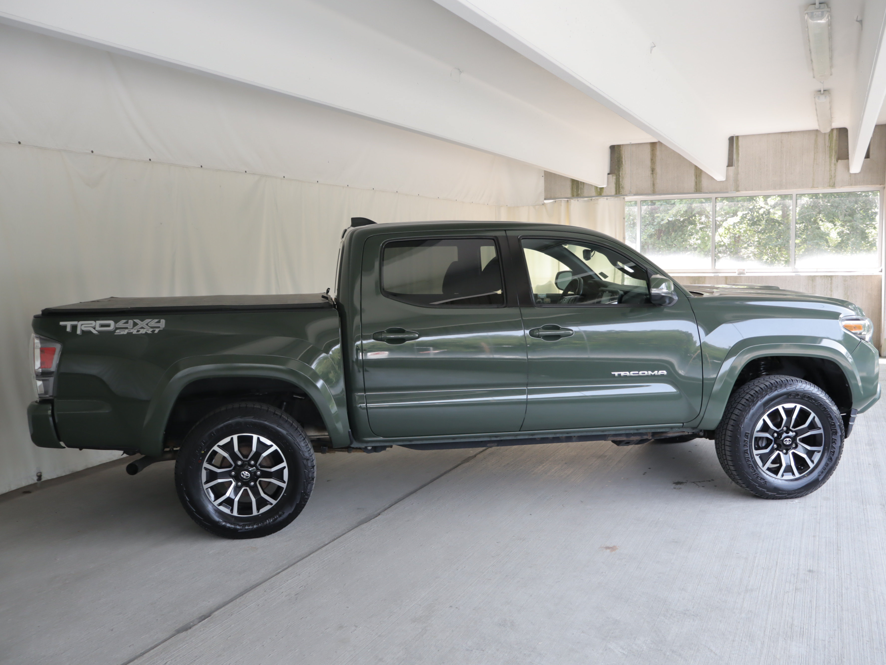 Used 2021 Toyota Tacoma TRD Sport w/ Technology Package AWD/4WD image 4