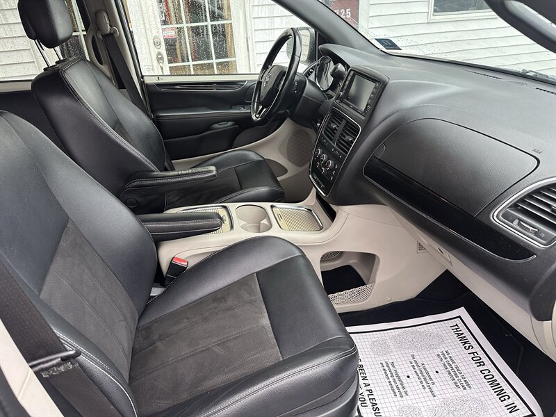 Used 2020 Dodge Grand Caravan SXT FWD image 13