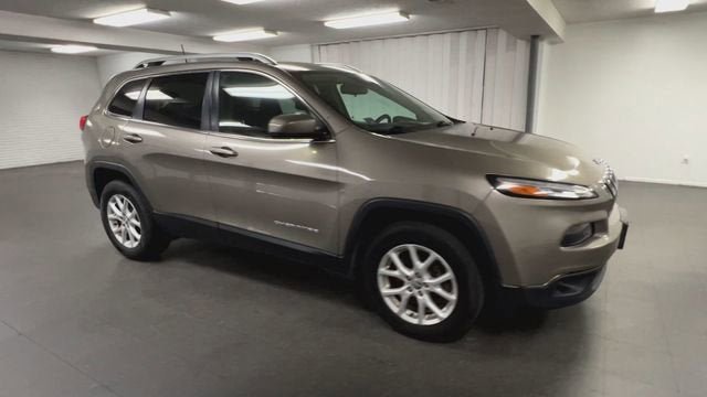 Used 2017 Jeep Cherokee Latitude w/ Safety/Convenience Group AWD/4WD image 2