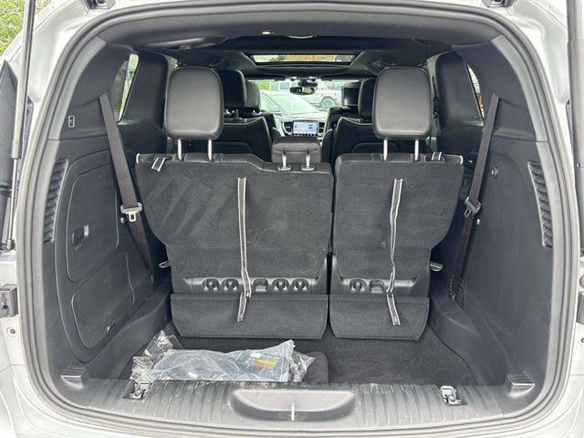 Used 2023 Chrysler Pacifica Limited w/ Uconnect Theater Family Group image 17