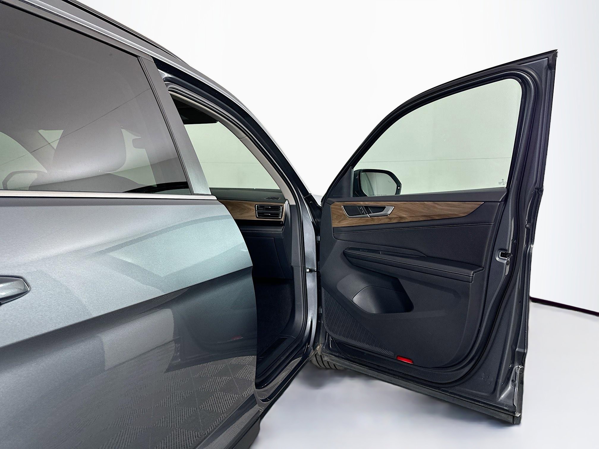 Used 2025 Volkswagen Atlas SE image 33