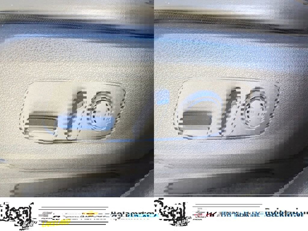 Used 2023 Kia Carnival EX image 19