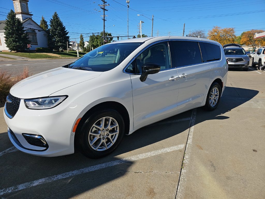 Certified 2024 Chrysler Pacifica Touring-L FWD image 9