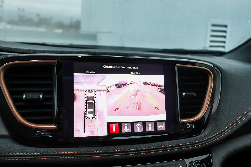New 2027 Chrysler Pacifica Pinnacle w/ Theater Group FWD image 26