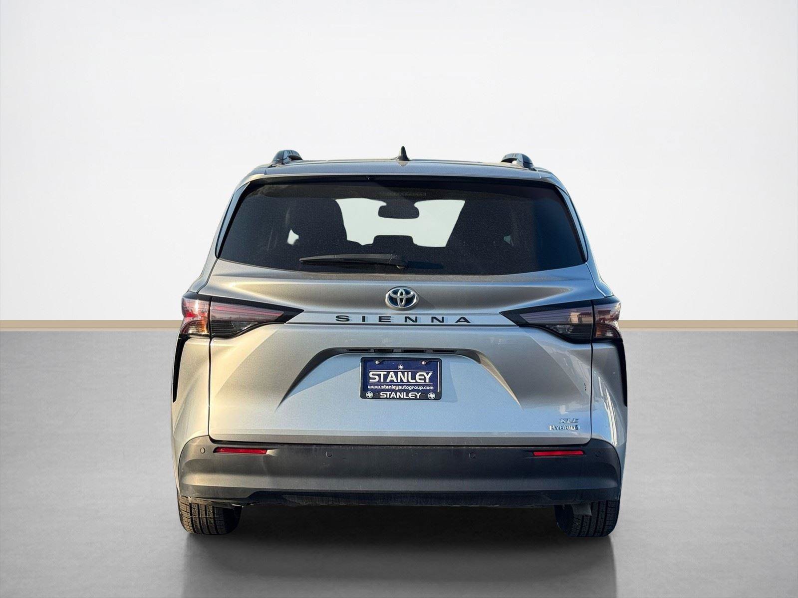 Used 2024 Toyota Sienna XLE FWD image 7