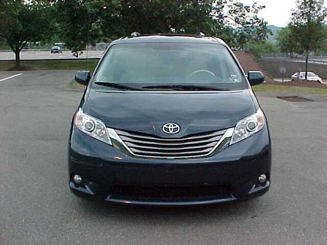 Used 2012 Toyota Sienna XLE image 26