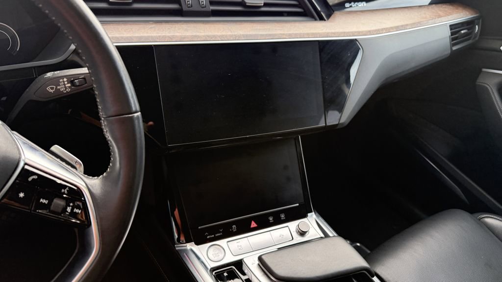 Used 2019 Audi e-tron Prestige w/ Prestige Package image 4