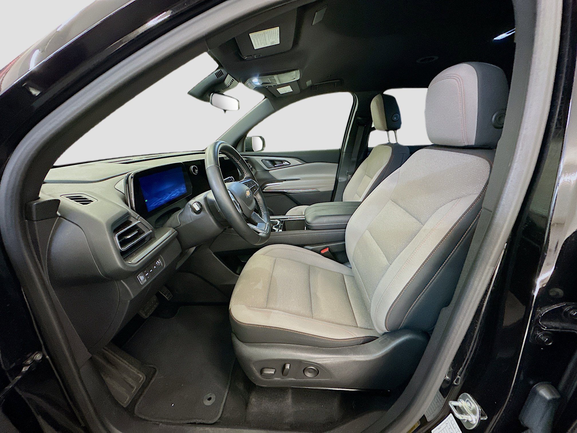 Used 2025 Chevrolet Traverse LT image 13