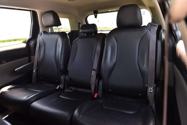 Used 2025 Kia Carnival FWD image 21