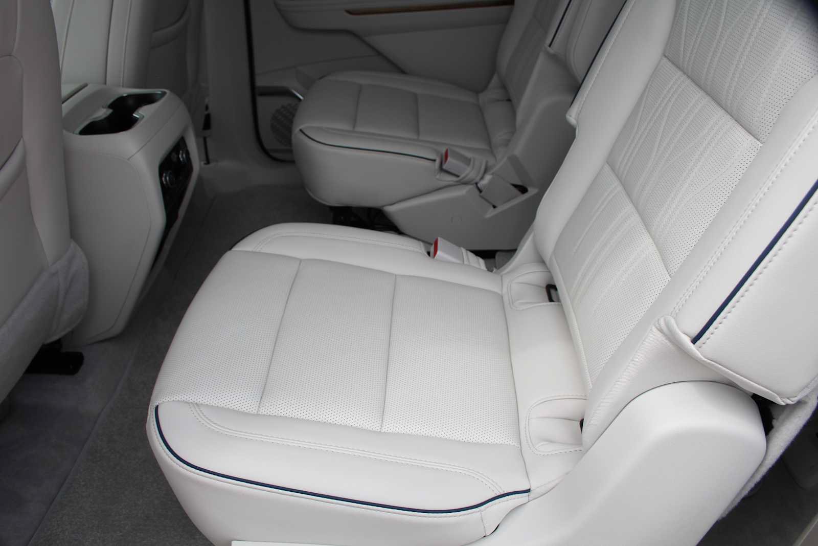 Used 2025 Buick Enclave Avenir AWD/4WD image 29