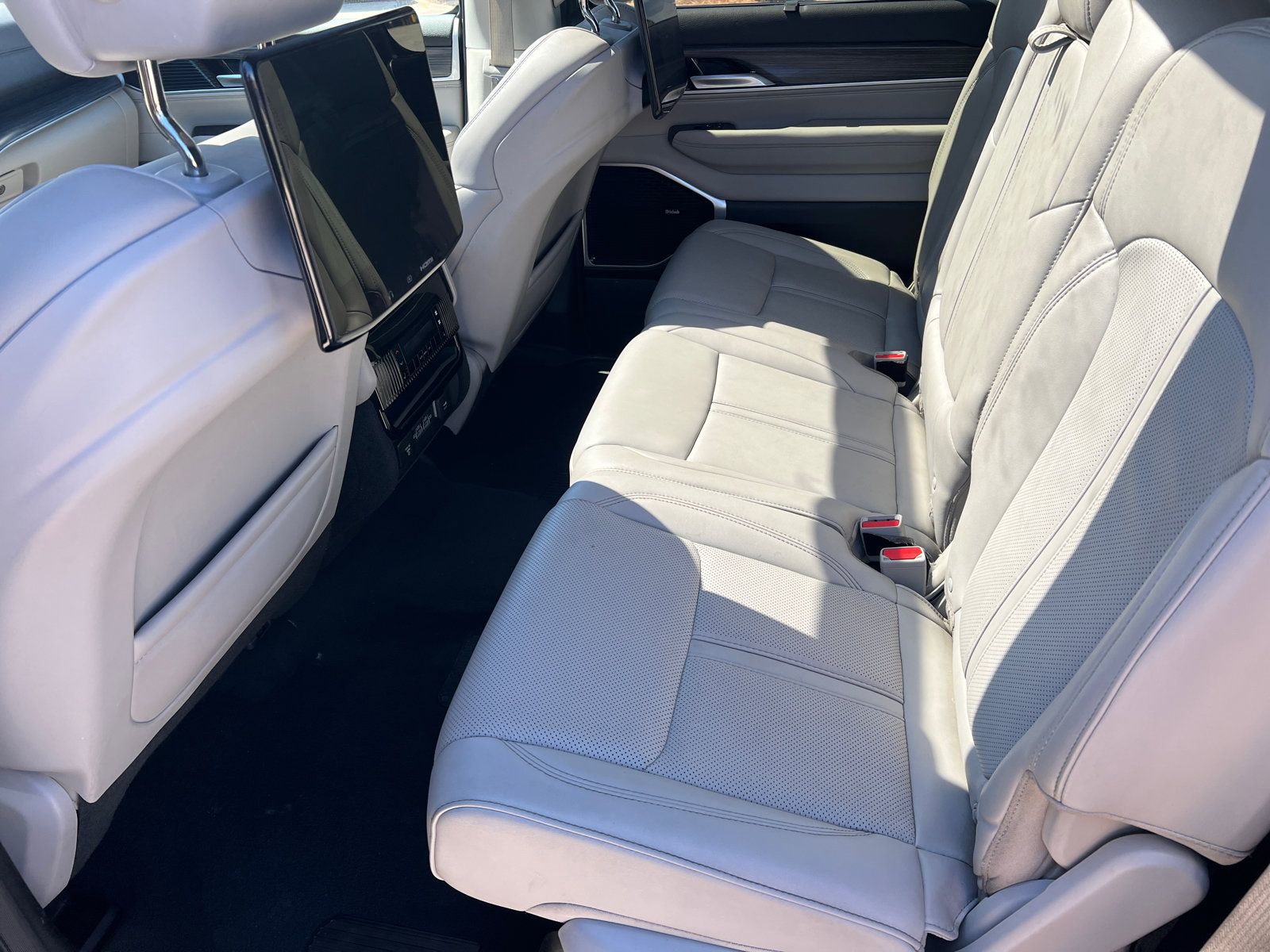 Used 2024 Jeep Wagoneer L Series III w/ Premium Group I image 25