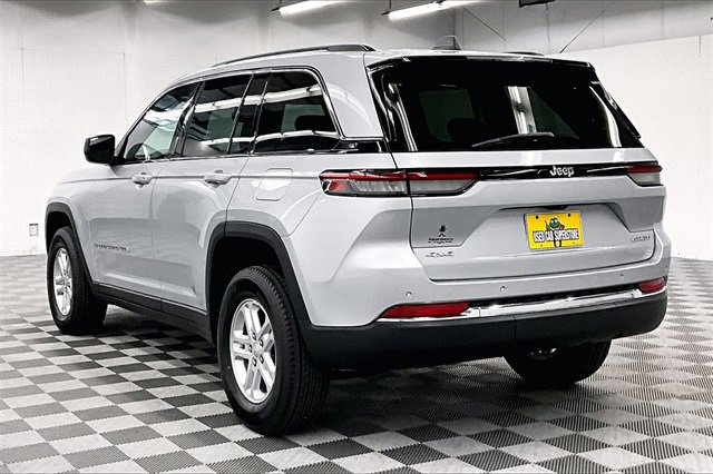 Used 2023 Jeep Grand Cherokee Laredo image 2