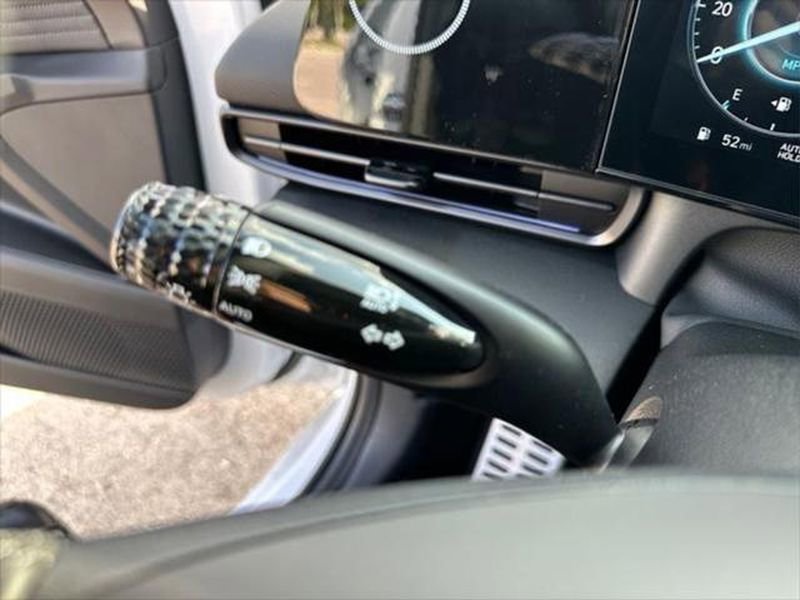 Used 2025 Hyundai Elantra SEL image 11