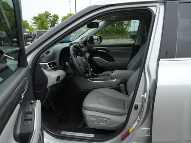 Used 2020 Toyota Highlander Limited FWD image 13