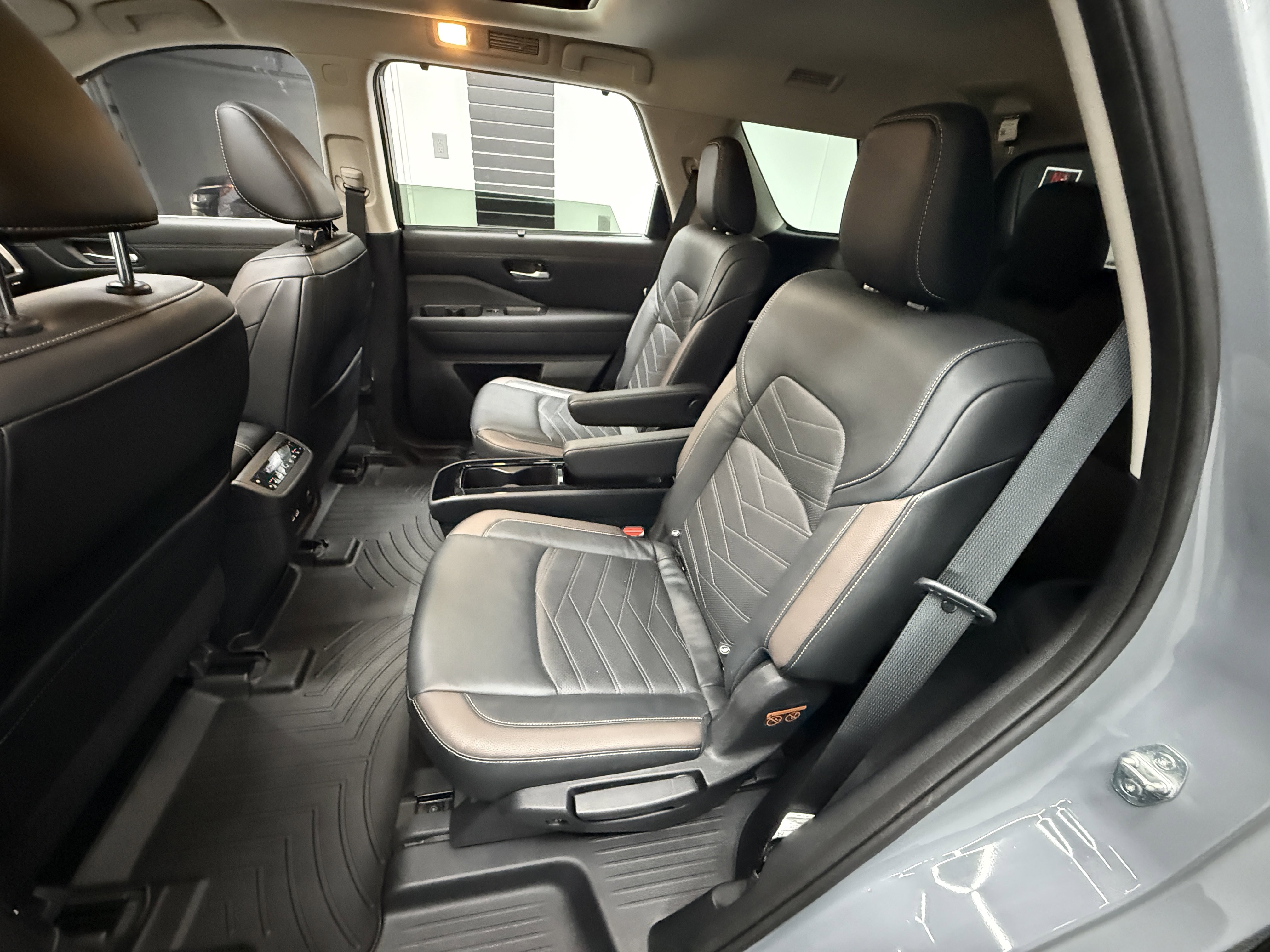 Used 2022 Nissan Pathfinder Platinum image 26