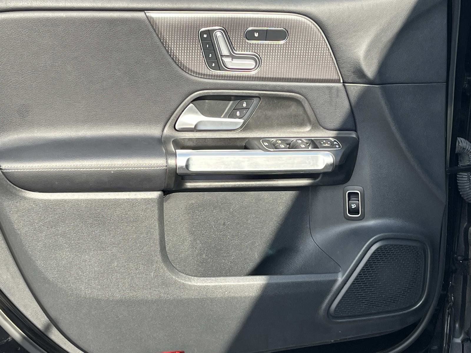 Used 2021 Mercedes-Benz GLB 250 w/ Premium Package image 17