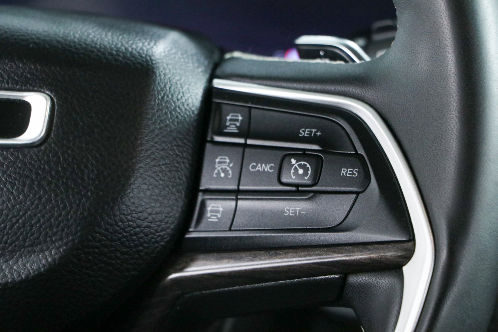 Used 2023 Jeep Grand Cherokee Limited w/ Black Appearance Package AWD/4WD image 13