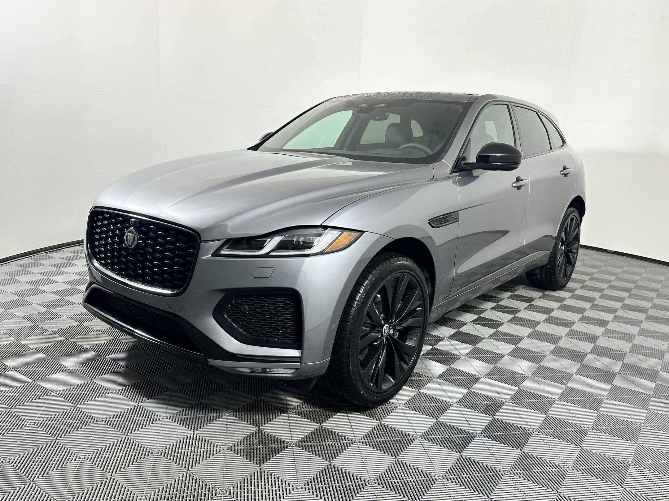 Used 2026 Jaguar F-PACE R-Dynamic S image 1