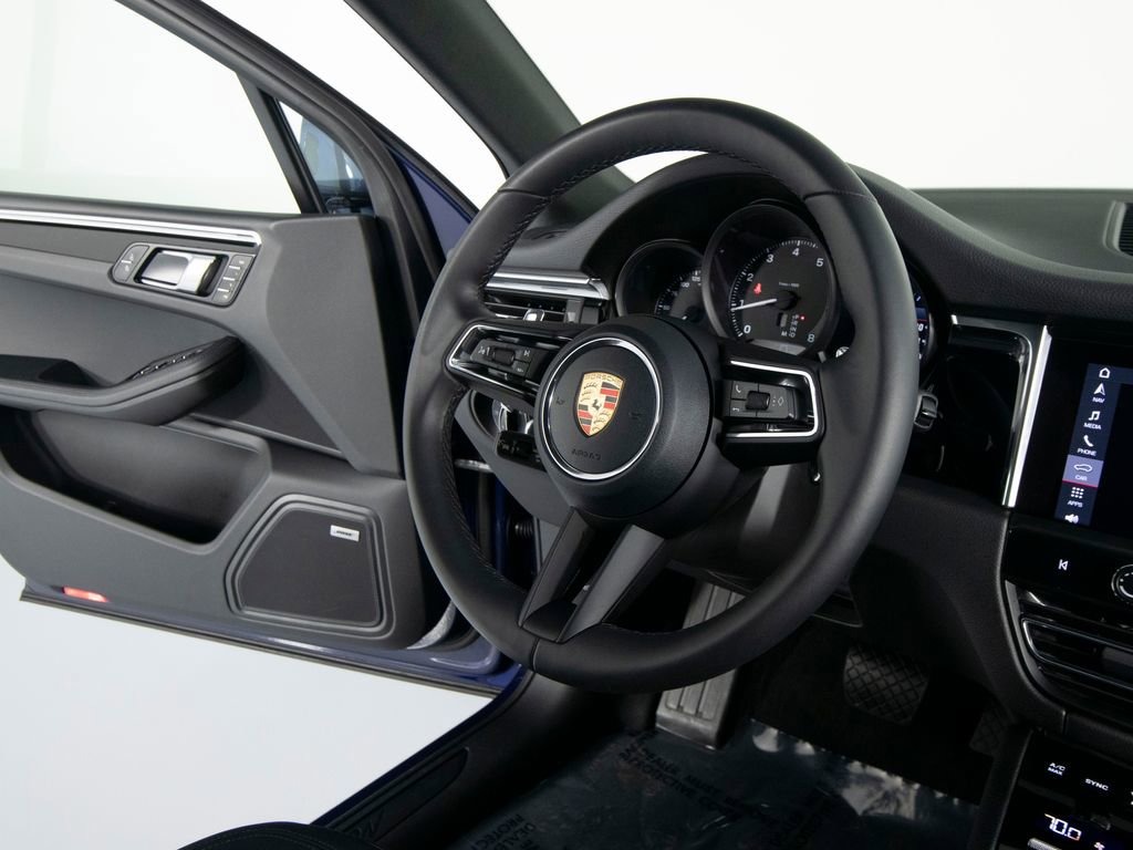 Certified 2025 Porsche Macan image 30